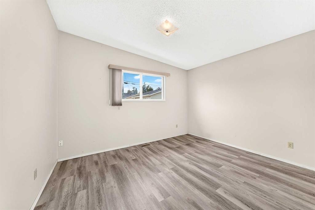 6329 Centre Street Nw, Calgary, AB - Indoor Photo Showing Other Room