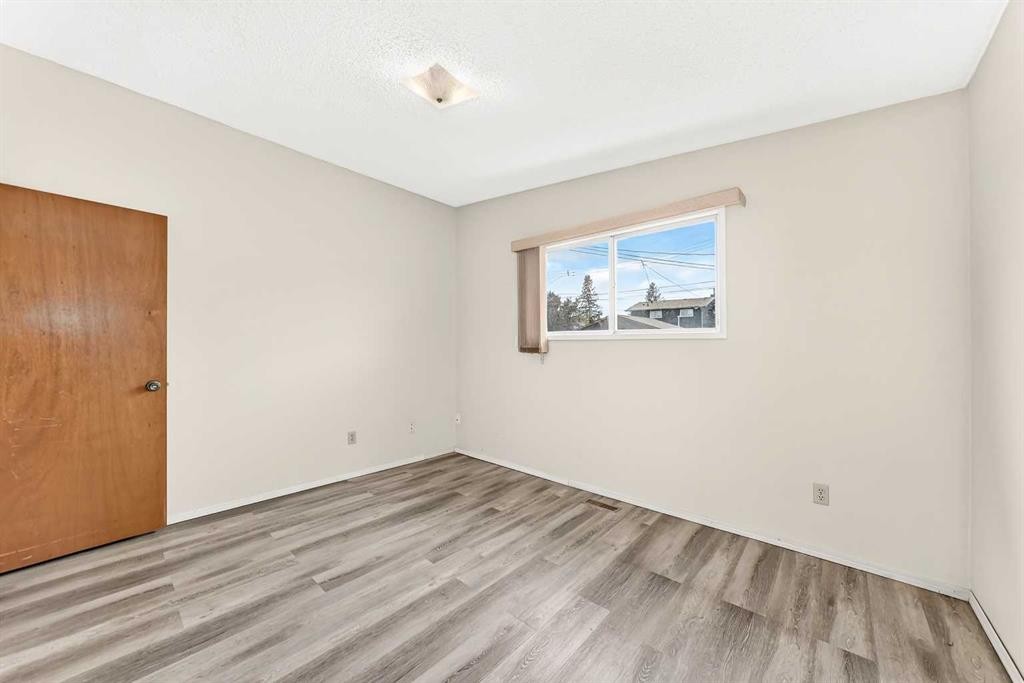 6329 Centre Street Nw, Calgary, AB - Indoor Photo Showing Other Room