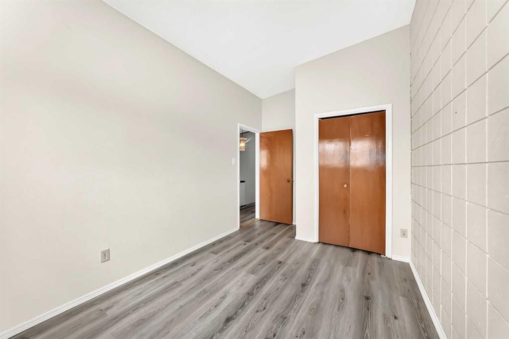 6329 Centre Street Nw, Calgary, AB - Indoor Photo Showing Other Room