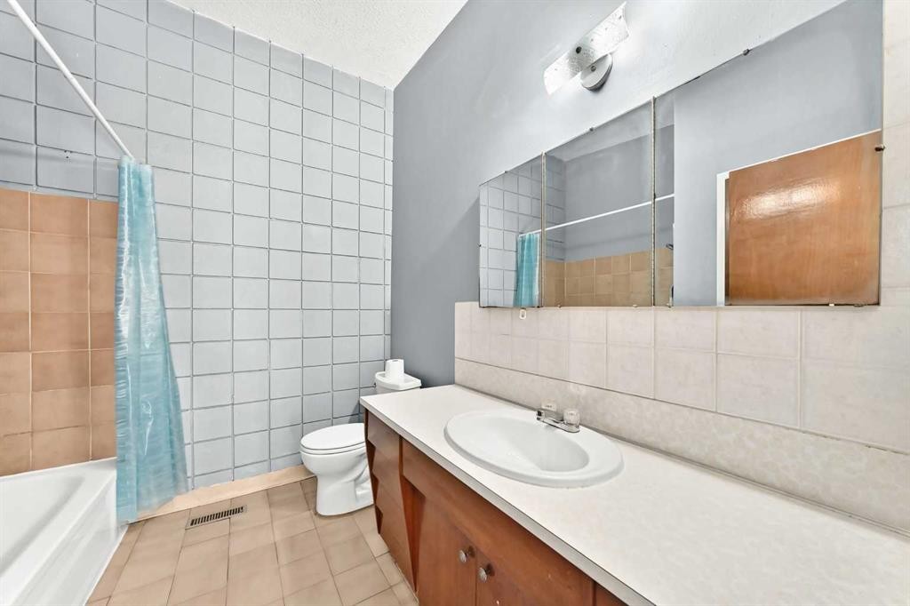 6329 Centre Street Nw, Calgary, AB - Indoor Photo Showing Bathroom