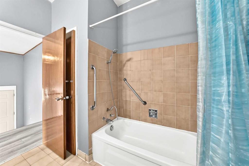 6329 Centre Street Nw, Calgary, AB - Indoor Photo Showing Bathroom