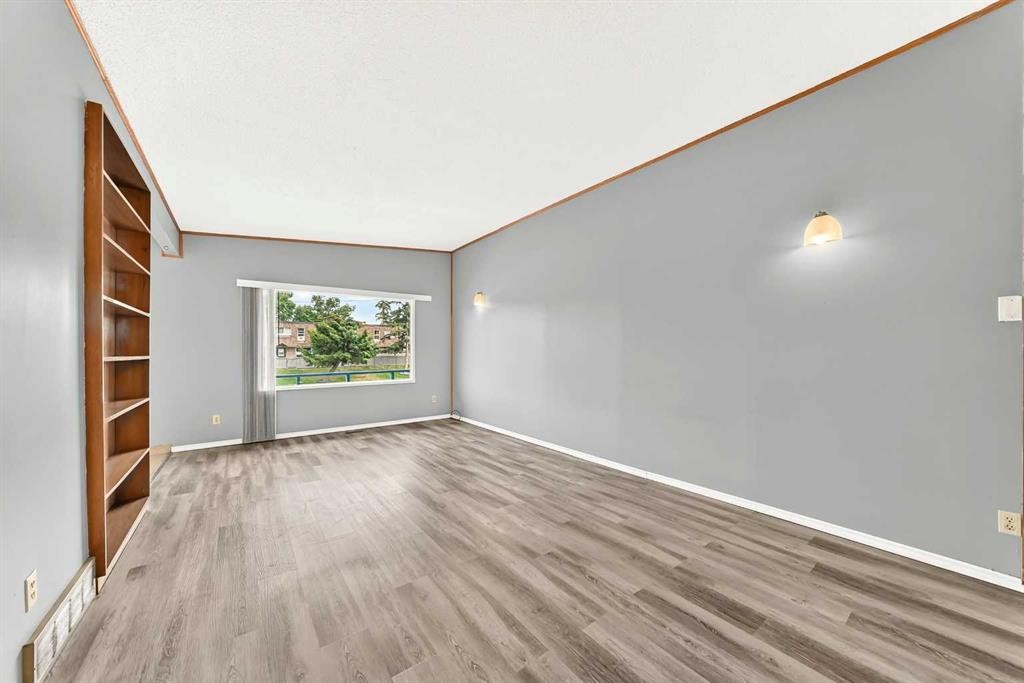 6329 Centre Street Nw, Calgary, AB - Indoor Photo Showing Other Room