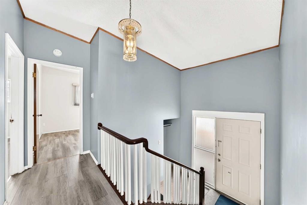 6329 Centre Street Nw, Calgary, AB - Indoor Photo Showing Other Room