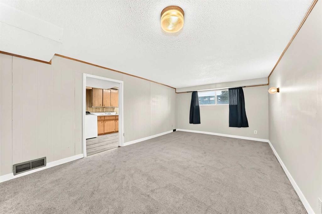 6329 Centre Street Nw, Calgary, AB - Indoor Photo Showing Other Room