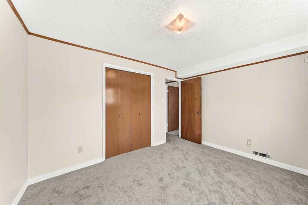 6329 Centre Street Nw, Calgary, AB - Indoor Photo Showing Other Room