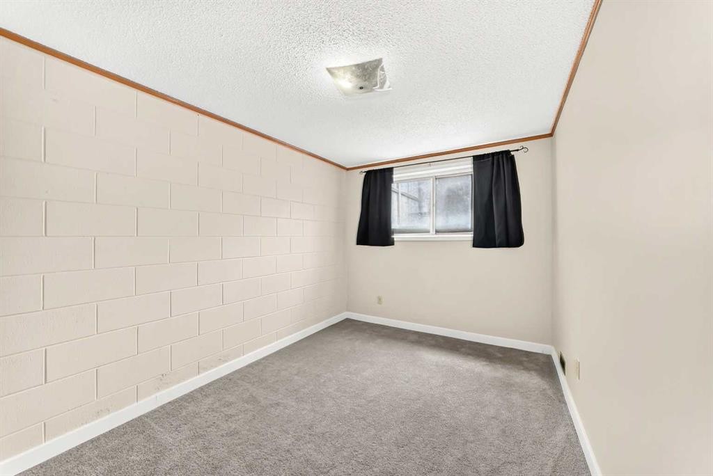 6329 Centre Street Nw, Calgary, AB - Indoor Photo Showing Other Room