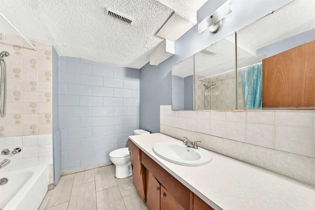 6329 Centre Street Nw, Calgary, AB - Indoor Photo Showing Bathroom