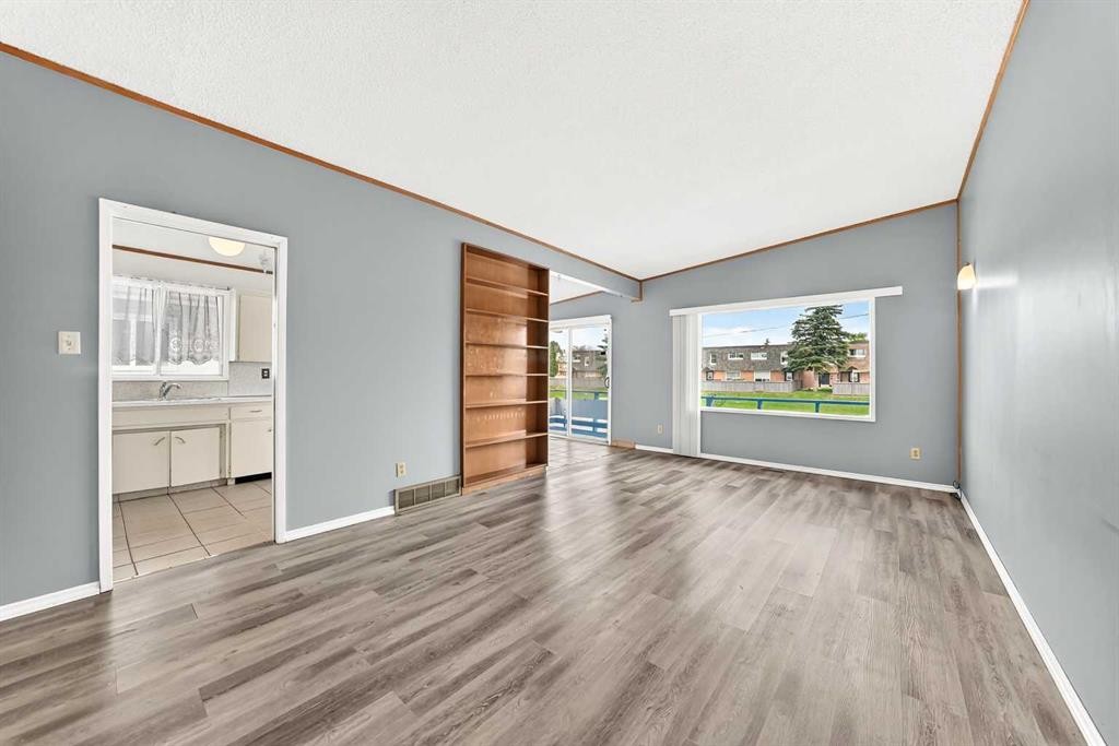 6329 Centre Street Nw, Calgary, AB - Indoor Photo Showing Other Room
