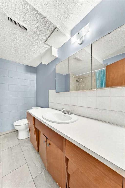 6329 Centre Street Nw, Calgary, AB - Indoor Photo Showing Bathroom