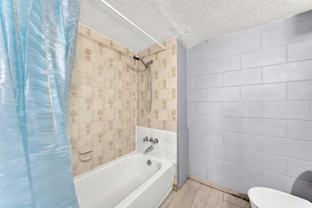 6329 Centre Street Nw, Calgary, AB - Indoor Photo Showing Bathroom