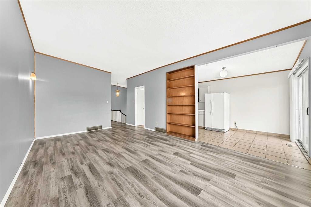 6329 Centre Street Nw, Calgary, AB - Indoor Photo Showing Other Room