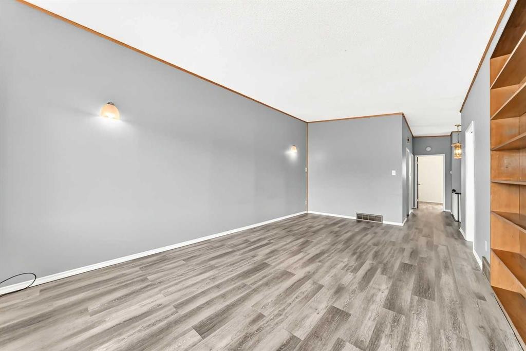 6329 Centre Street Nw, Calgary, AB - Indoor Photo Showing Other Room