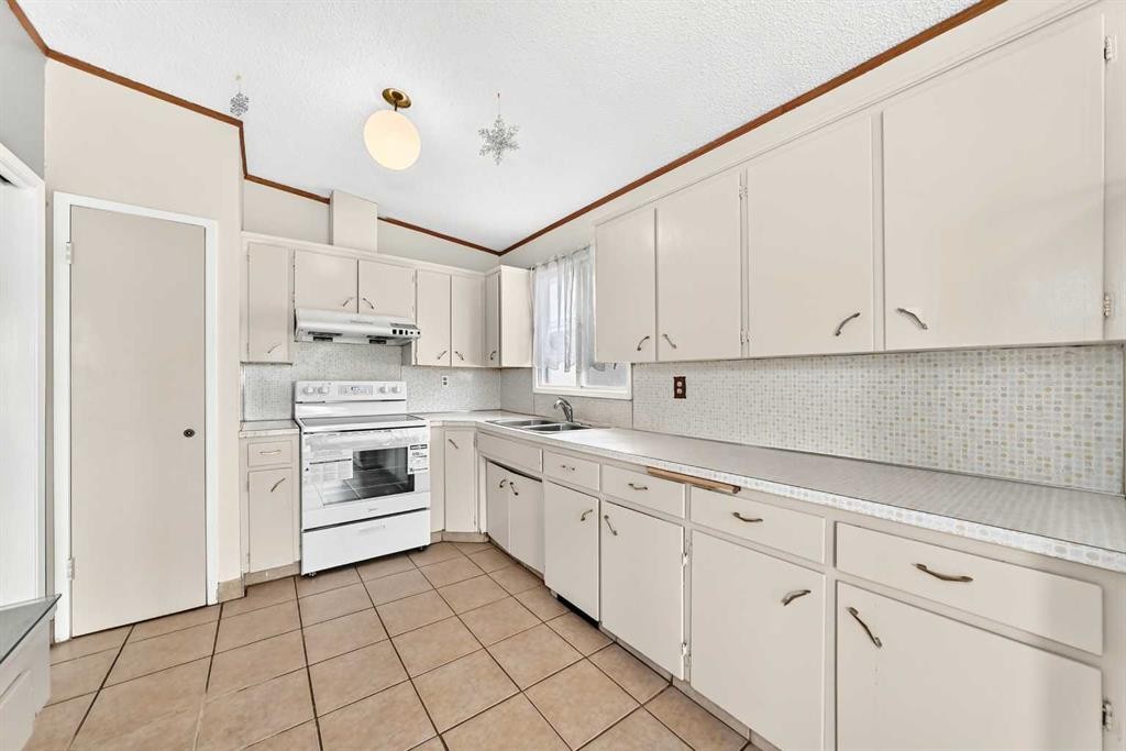 6329 Centre Street Nw, Calgary, AB - Indoor Photo Showing Kitchen With Double Sink