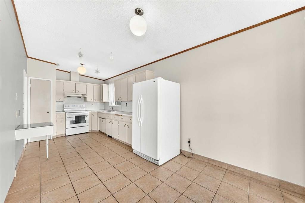 6329 Centre Street Nw, Calgary, AB - Indoor Photo Showing Kitchen