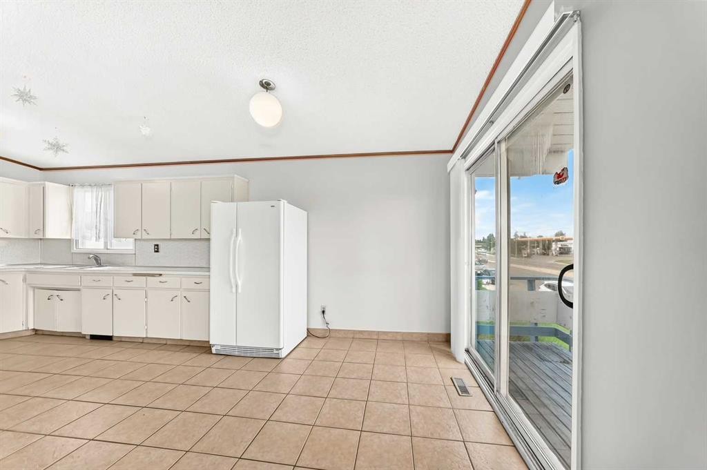 6329 Centre Street Nw, Calgary, AB - Indoor Photo Showing Kitchen