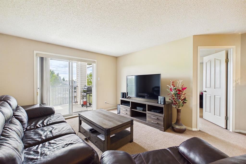 2305-2371 Eversyde Avenue Sw, Calgary, AB - Indoor Photo Showing Living Room