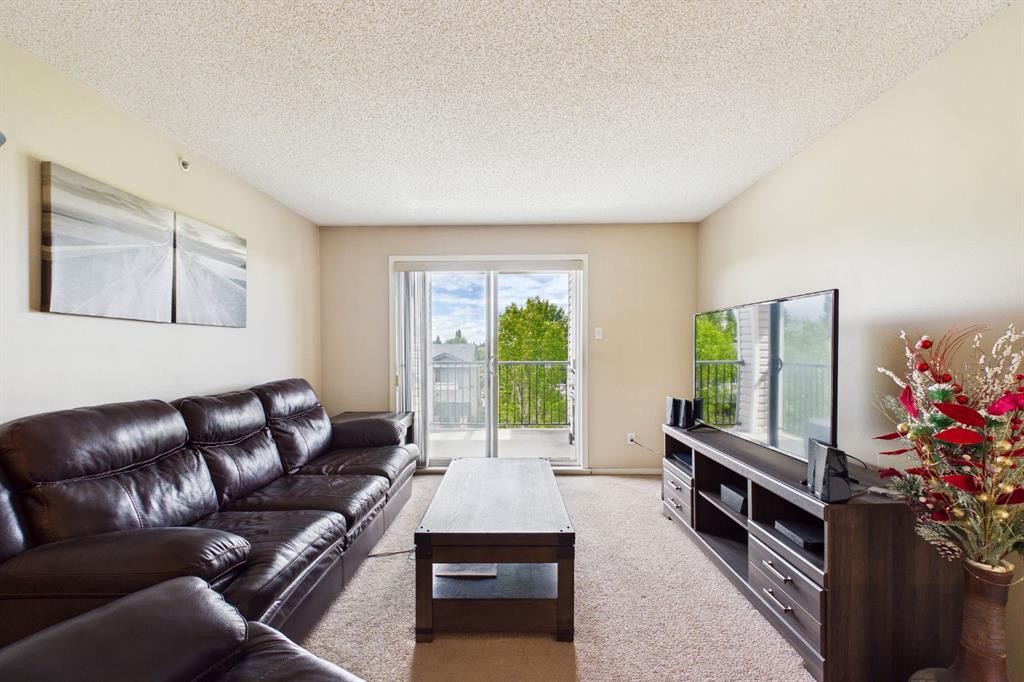 2305-2371 Eversyde Avenue Sw, Calgary, AB - Indoor Photo Showing Living Room