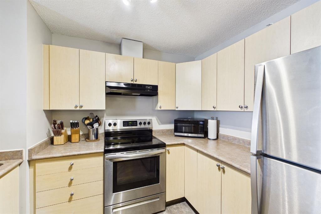 2305-2371 Eversyde Avenue Sw, Calgary, AB - Indoor Photo Showing Kitchen