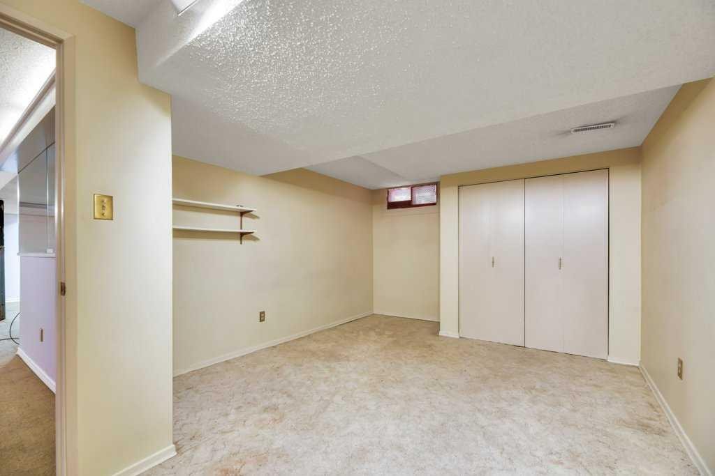 23 Penworth Crescent Se, Calgary, AB