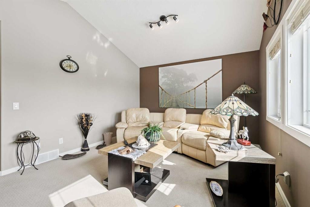 23 Kingston View Se, Airdrie, AB