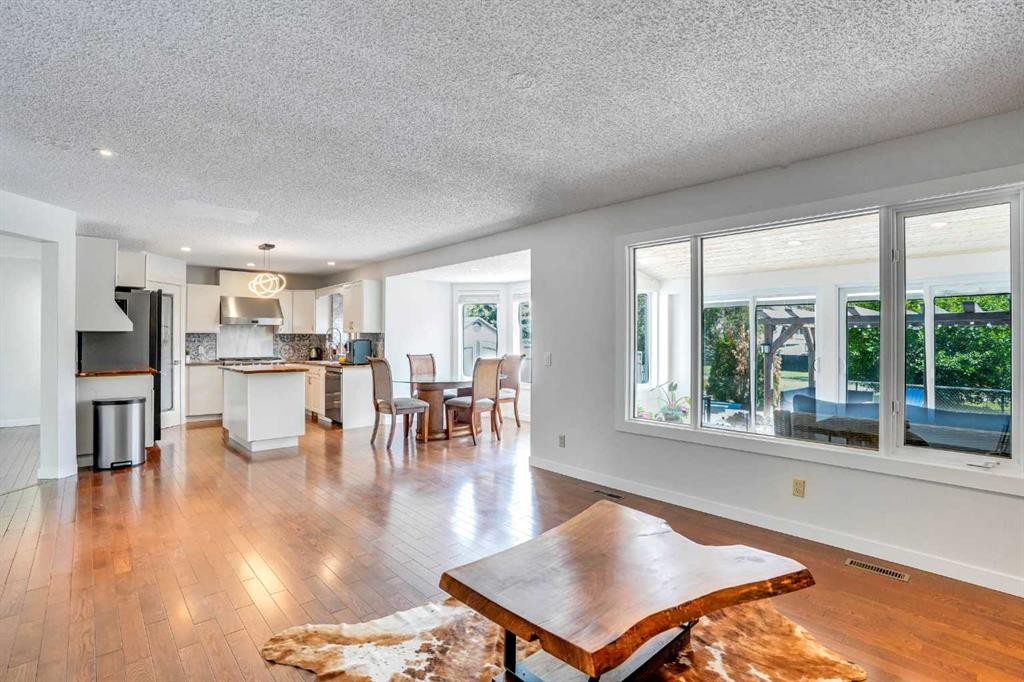 73 Riverview Close Se, Calgary, AB - Indoor Photo Showing Living Room