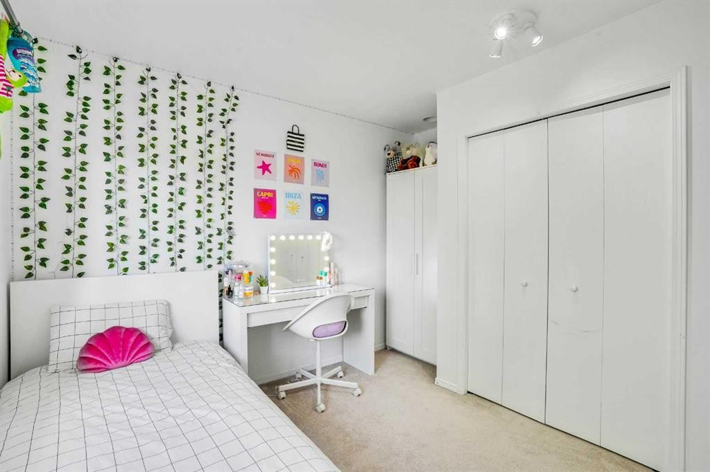 73 Riverview Close Se, Calgary, AB - Indoor Photo Showing Bedroom