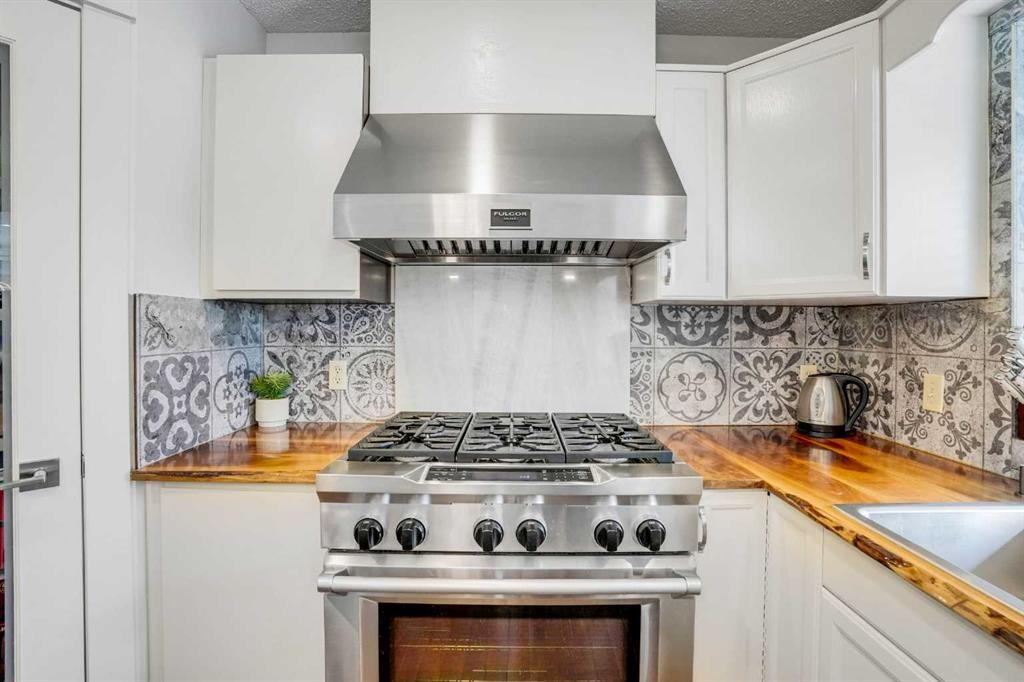 73 Riverview Close Se, Calgary, AB - Indoor Photo Showing Kitchen