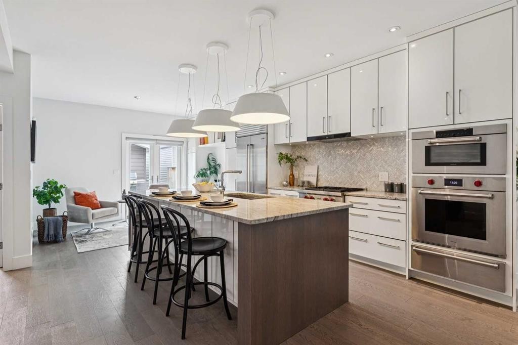 911 18 Avenue Sw, Calgary, AB - Indoor Photo Showing Kitchen With Upgraded Kitchen