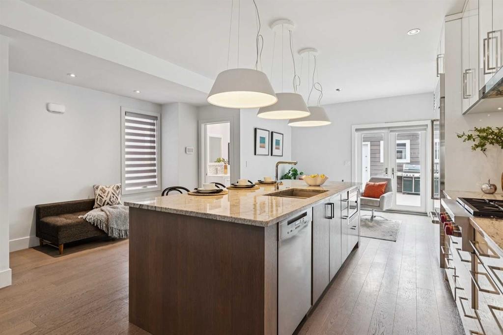 911 18 Avenue Sw, Calgary, AB - Indoor Photo Showing Kitchen With Upgraded Kitchen