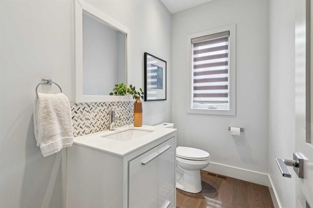911 18 Avenue Sw, Calgary, AB - Indoor Photo Showing Bathroom