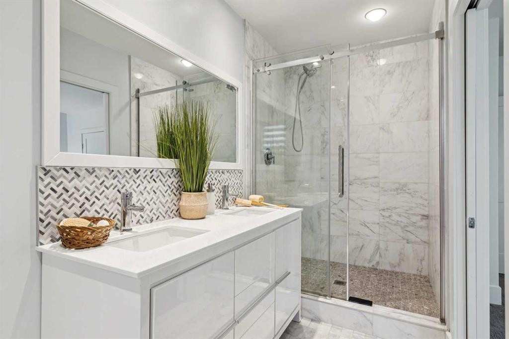 911 18 Avenue Sw, Calgary, AB - Indoor Photo Showing Bathroom
