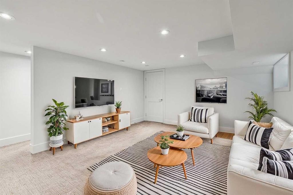 911 18 Avenue Sw, Calgary, AB - Indoor Photo Showing Living Room