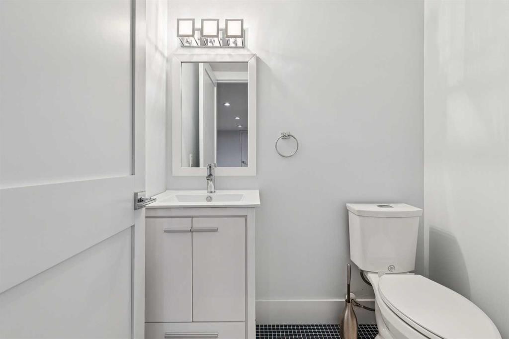 911 18 Avenue Sw, Calgary, AB - Indoor Photo Showing Bathroom