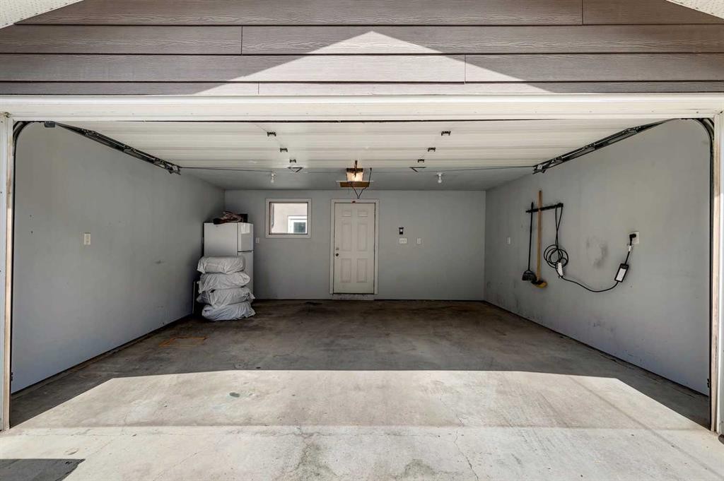 911 18 Avenue Sw, Calgary, AB - Indoor Photo Showing Garage