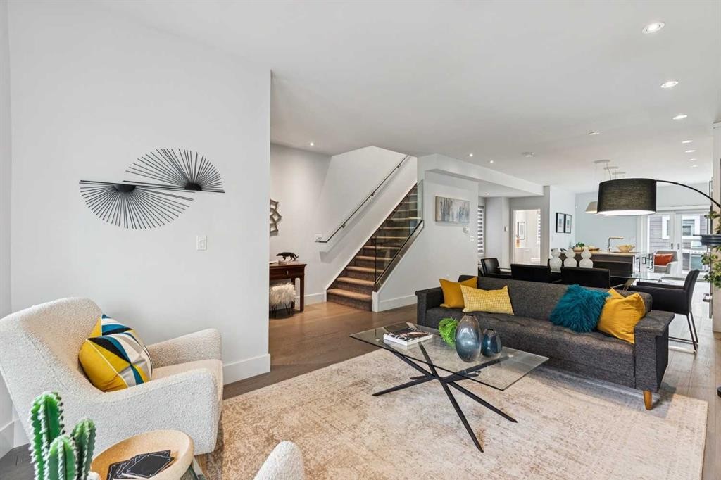 911 18 Avenue Sw, Calgary, AB - Indoor Photo Showing Living Room