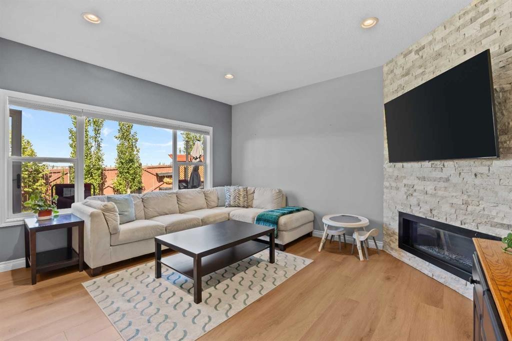 18 Hidden Creek Manor Nw, Calgary, AB - Indoor Photo Showing Living Room With Fireplace