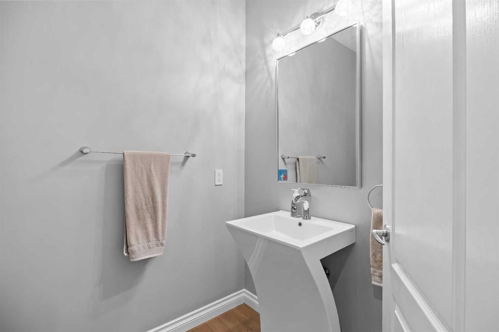 18 Hidden Creek Manor Nw, Calgary, AB - Indoor Photo Showing Bathroom