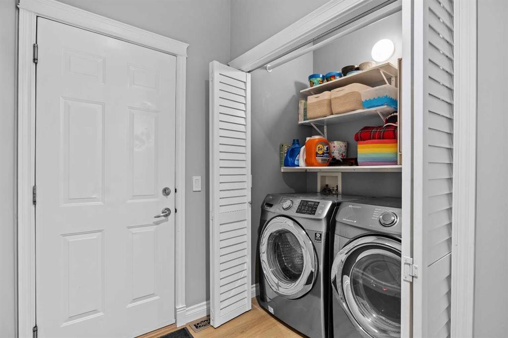 18 Hidden Creek Manor Nw, Calgary, AB - Indoor Photo Showing Laundry Room