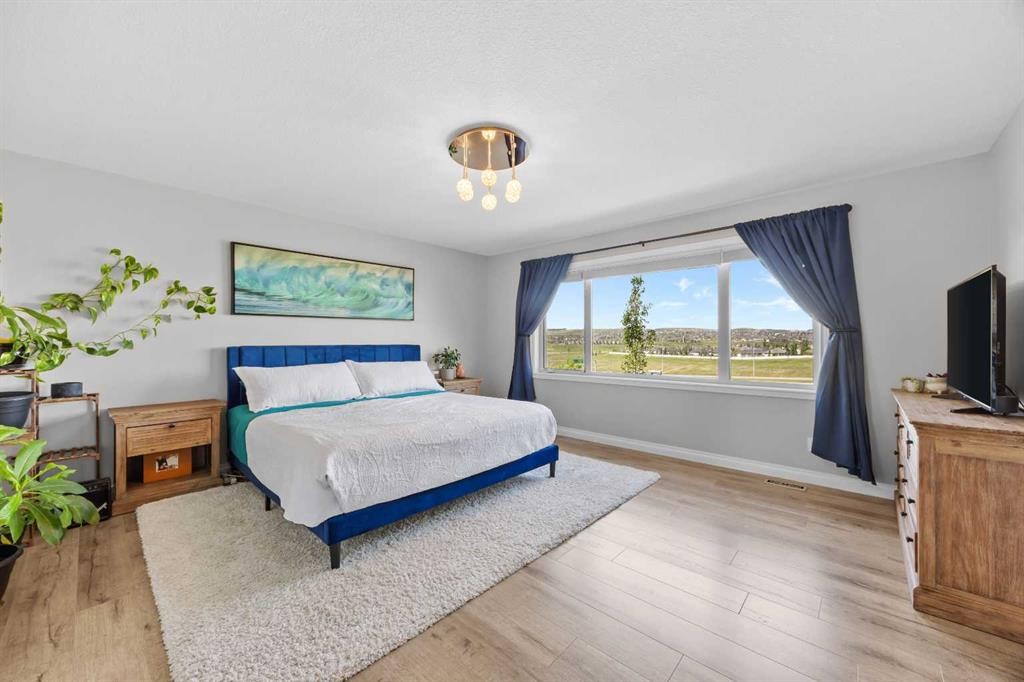 18 Hidden Creek Manor Nw, Calgary, AB - Indoor Photo Showing Bedroom