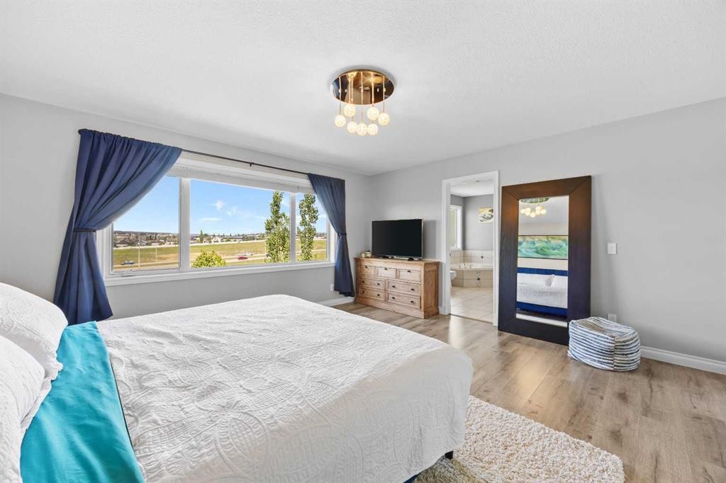 18 Hidden Creek Manor Nw, Calgary, AB - Indoor Photo Showing Bedroom