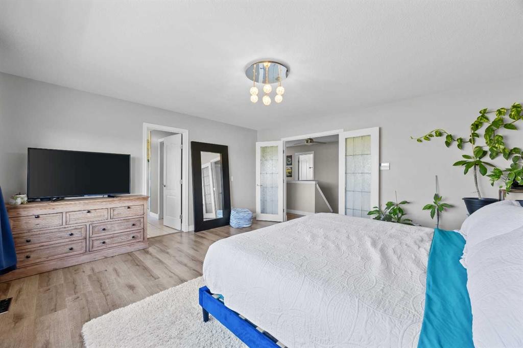 18 Hidden Creek Manor Nw, Calgary, AB - Indoor Photo Showing Bedroom