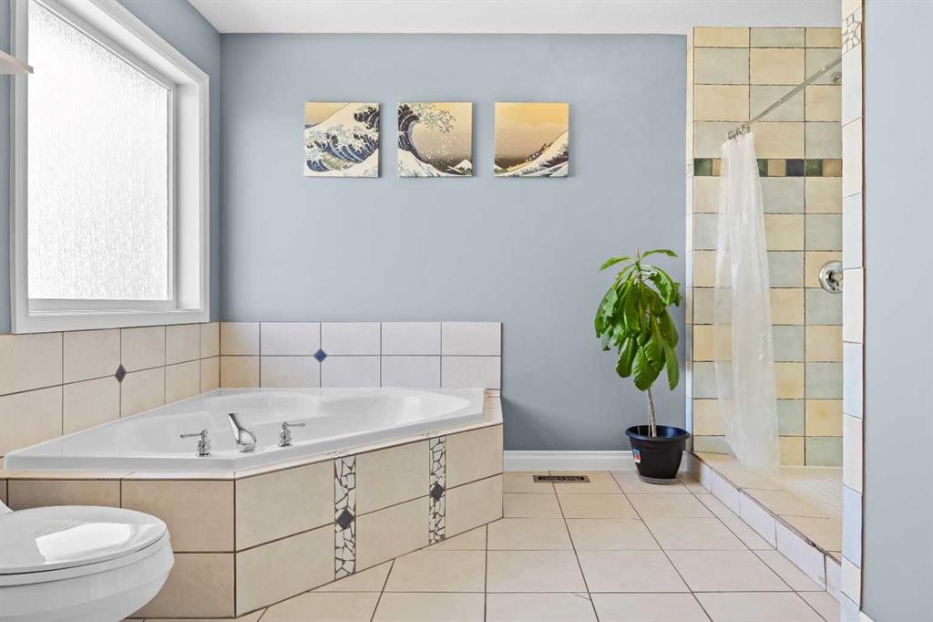 18 Hidden Creek Manor Nw, Calgary, AB - Indoor Photo Showing Bathroom