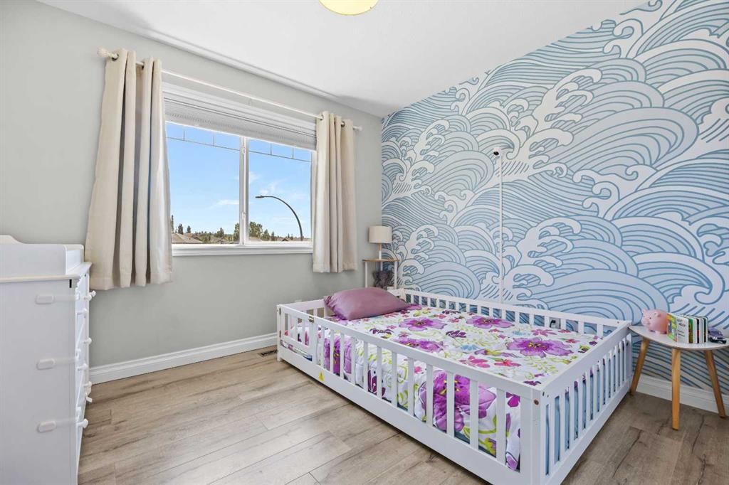 18 Hidden Creek Manor Nw, Calgary, AB - Indoor Photo Showing Bedroom