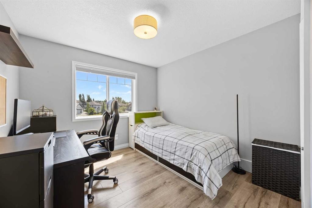 18 Hidden Creek Manor Nw, Calgary, AB - Indoor Photo Showing Bedroom