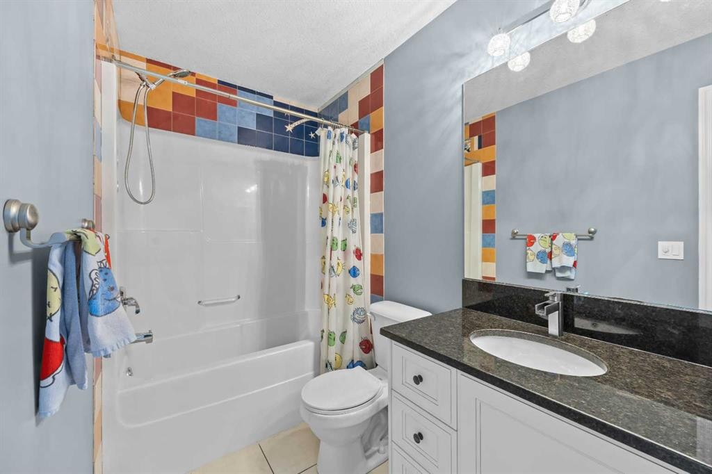 18 Hidden Creek Manor Nw, Calgary, AB - Indoor Photo Showing Bathroom