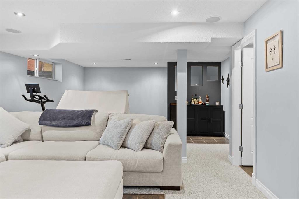18 Hidden Creek Manor Nw, Calgary, AB - Indoor