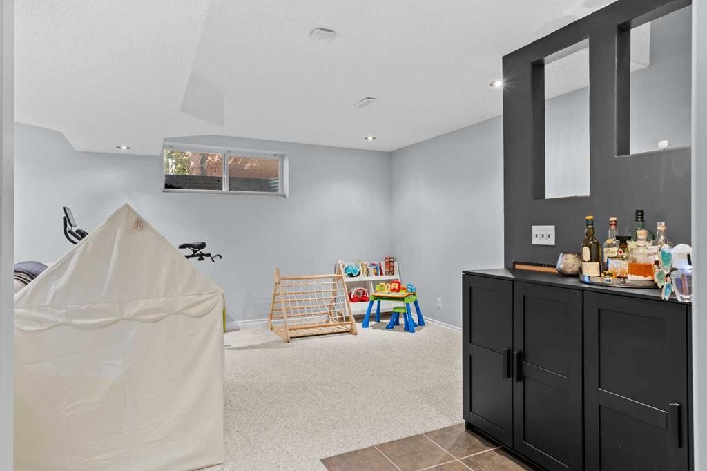 18 Hidden Creek Manor Nw, Calgary, AB - Indoor Photo Showing Other Room