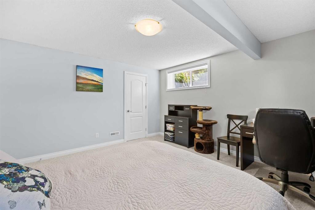 18 Hidden Creek Manor Nw, Calgary, AB - Indoor Photo Showing Bedroom