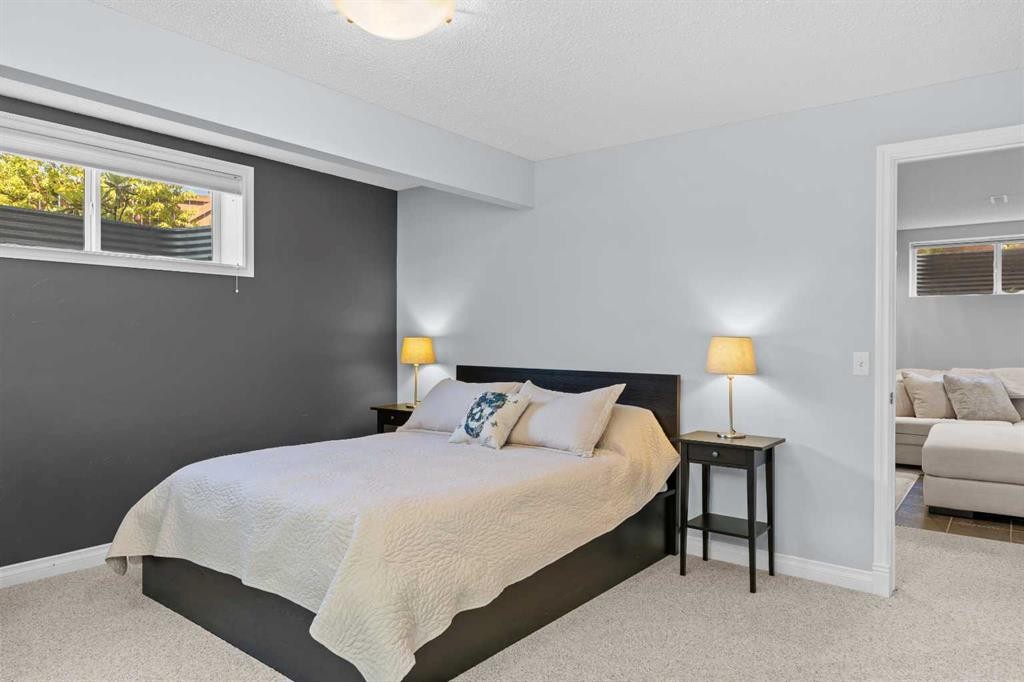18 Hidden Creek Manor Nw, Calgary, AB - Indoor Photo Showing Bedroom