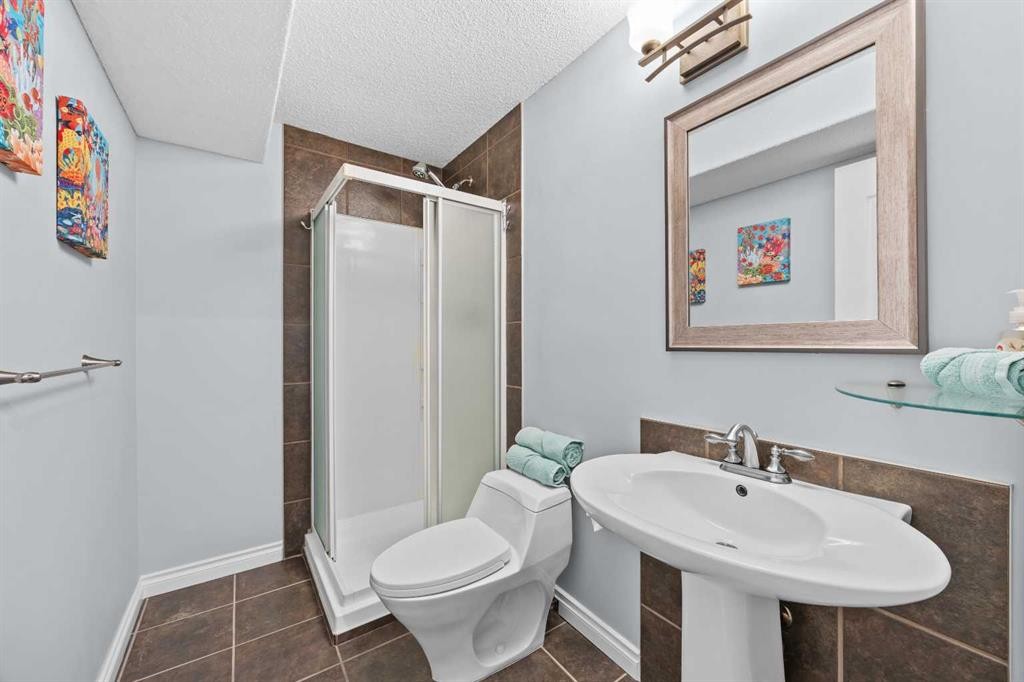 18 Hidden Creek Manor Nw, Calgary, AB - Indoor Photo Showing Bathroom